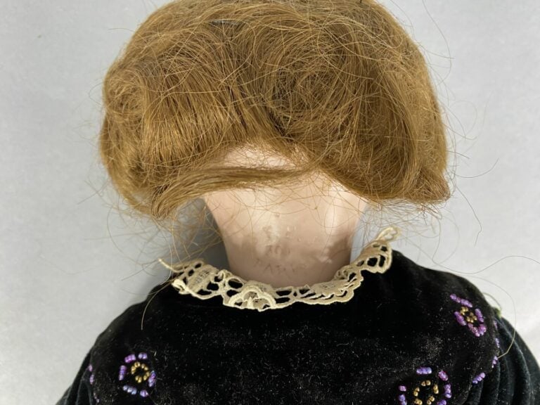 SFBJ, Paris - Poupée tête en porcelaine, yeux bleus, bouche ouverte à une rangé…