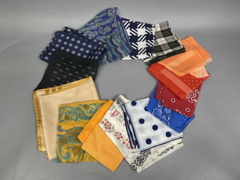 Carton de carrés en soie, tissus, bandanas, sacs du soir, noeuds papillon, flac…