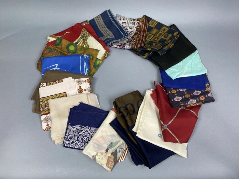 Carton de carrés en soie, tissus, bandanas, sacs du soir, noeuds papillon, flac…