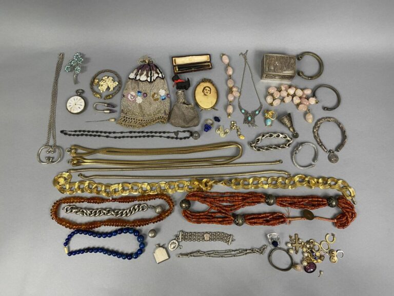 Lot de bijoux fantaisie divers en métal et pierres dures dont broches, colliers…