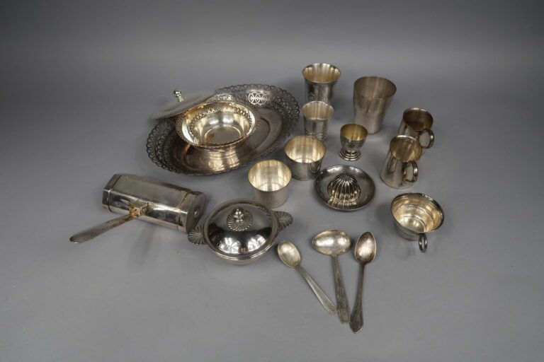 Lot de métal argenté comprenant diverses pièces comprenant des coupelles couver…