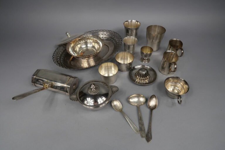 Lot de métal argenté comprenant diverses pièces comprenant des coupelles couver…