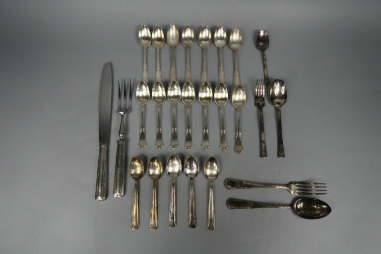 Ensemble de métal argenté comprenant diverses parties de service dont couverts…