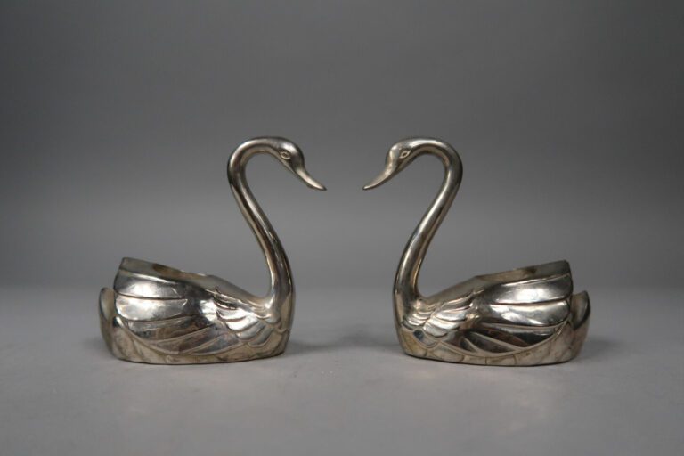 Paire de bougeoirs en métal argenté figurant des cygnes - H : 9.5 cm