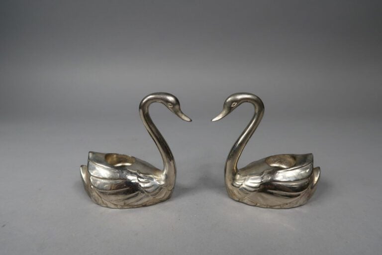 Paire de bougeoirs en métal argenté figurant des cygnes - H : 9.5 cm