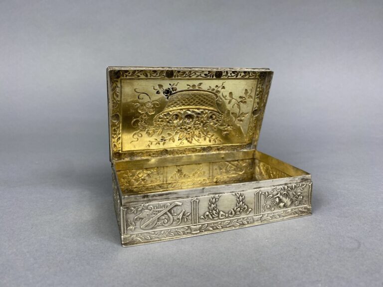 Boîte rectangulaire en argent (950) à décor au repoussé d'un panier fleuri, gui…