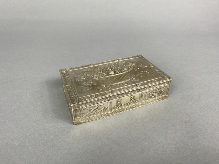 Boîte rectangulaire en argent (950) à décor au repoussé d'un panier fleuri, gui…