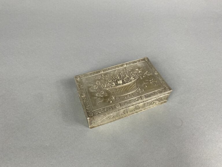 Boîte rectangulaire en argent (950) à décor au repoussé d'un panier fleuri, gui…