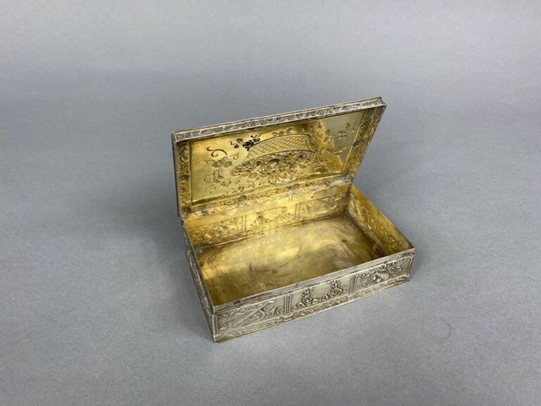 Boîte rectangulaire en argent (950) à décor au repoussé d'un panier fleuri, gui…