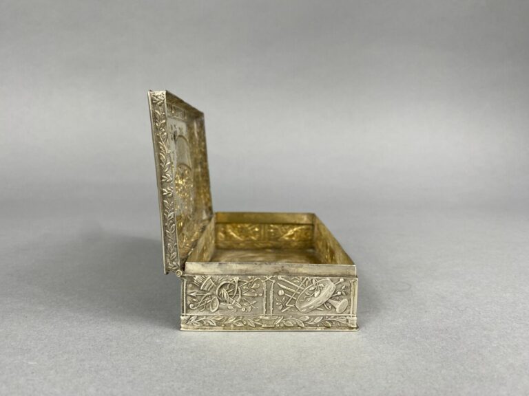 Boîte rectangulaire en argent (950) à décor au repoussé d'un panier fleuri, gui…