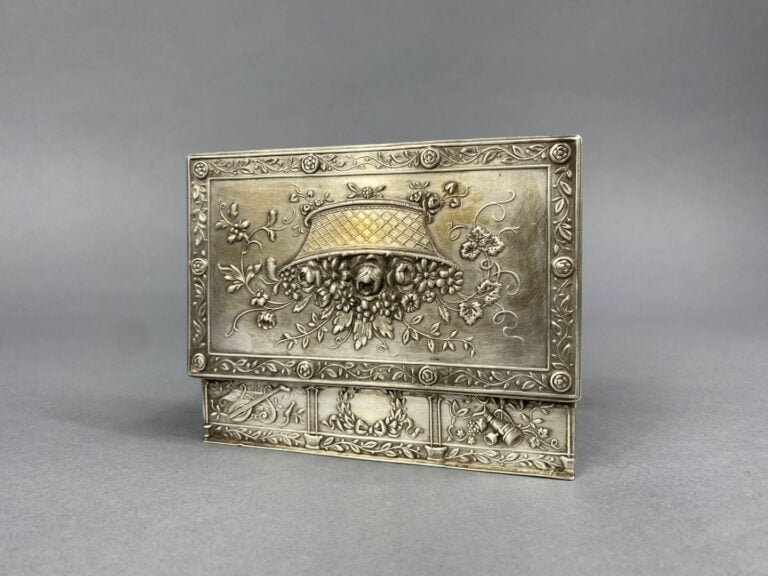 Boîte rectangulaire en argent (950) à décor au repoussé d'un panier fleuri, gui…