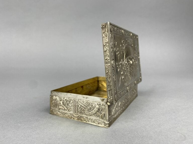 Boîte rectangulaire en argent (950) à décor au repoussé d'un panier fleuri, gui…