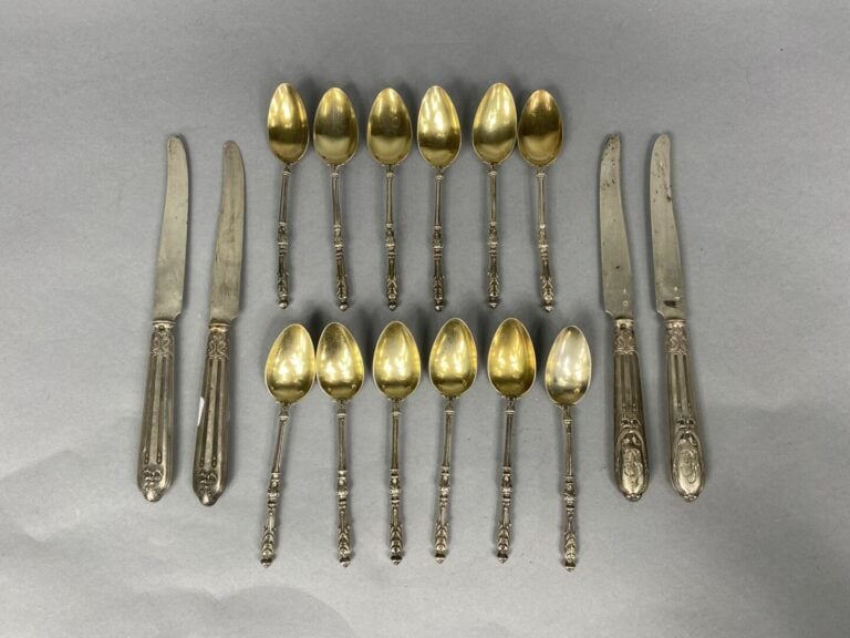 Lot de couverts dépareillés en argent comprenant 4 couteaux et 12 petites cuill…