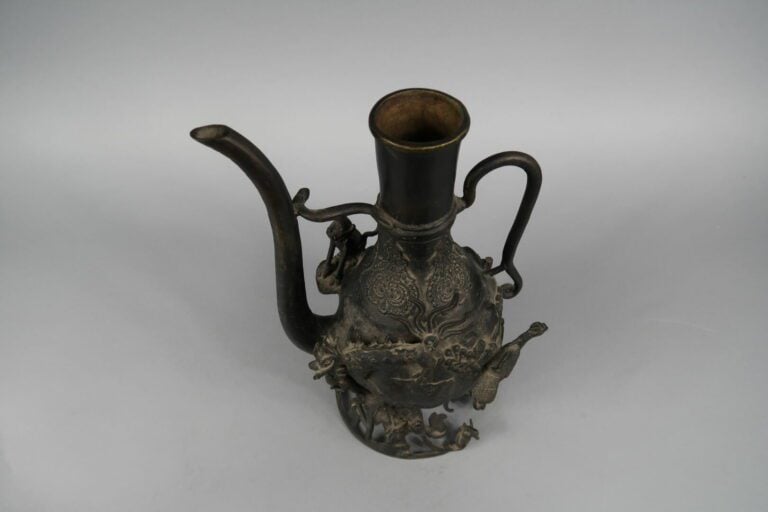 Chine - Verseuse en bronze à décor en relief de phénix, qilin, singe ... Le pie…