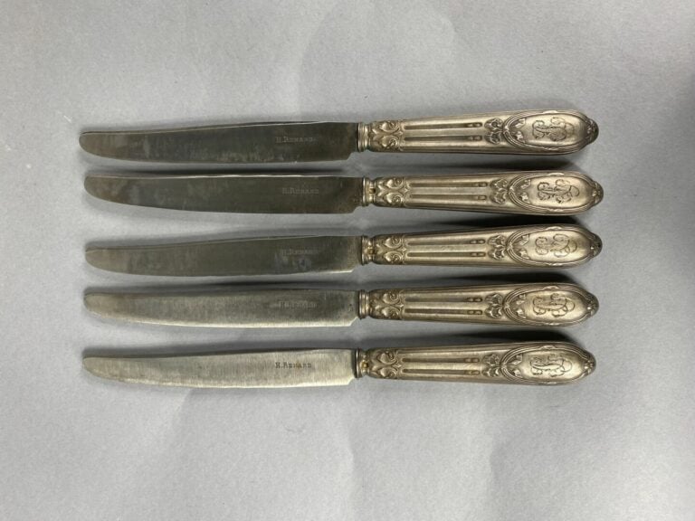 CHRISTOFLE - Petite théière en métal argenté et une louche - On joint six timba…