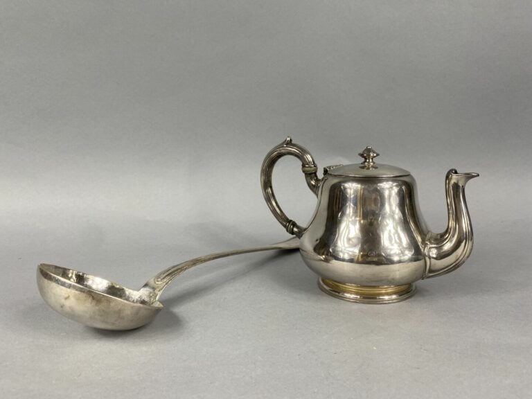 CHRISTOFLE - Petite théière en métal argenté et une louche - On joint six timba…