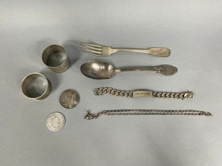Lot de métal argent et argent bas titre comprenant gourmette, rond de serviette…