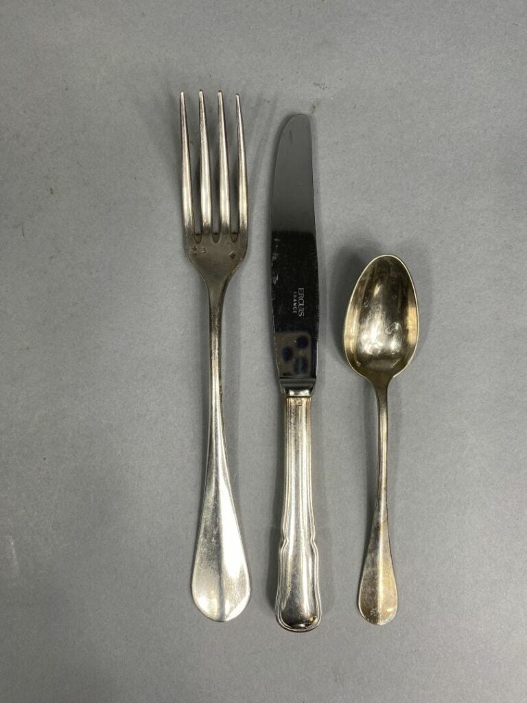 Partie de ménagère en métal argenté dont ERCUIS, couverts à gigot, porte-coutea…