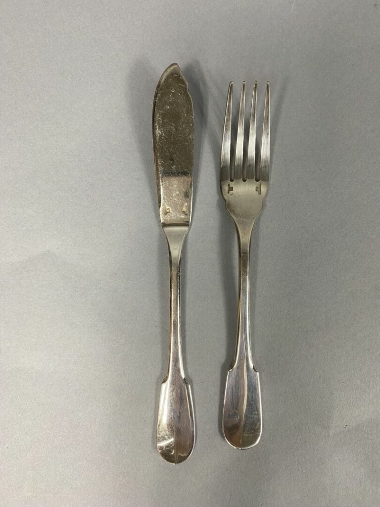 Partie de ménagère en métal argenté dont ERCUIS, couverts à gigot, porte-coutea…