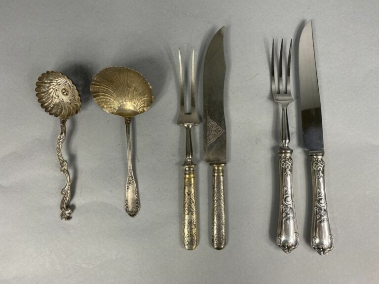 Partie de ménagère en métal argenté dont ERCUIS, couverts à gigot, porte-coutea…