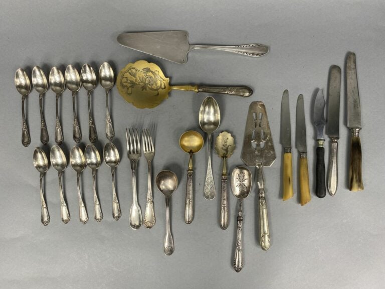 Partie de ménagère en métal argenté dont ERCUIS, couverts à gigot, porte-coutea…