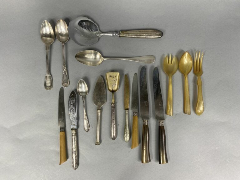 Partie de ménagère en métal argenté dont ERCUIS, couverts à gigot, porte-coutea…