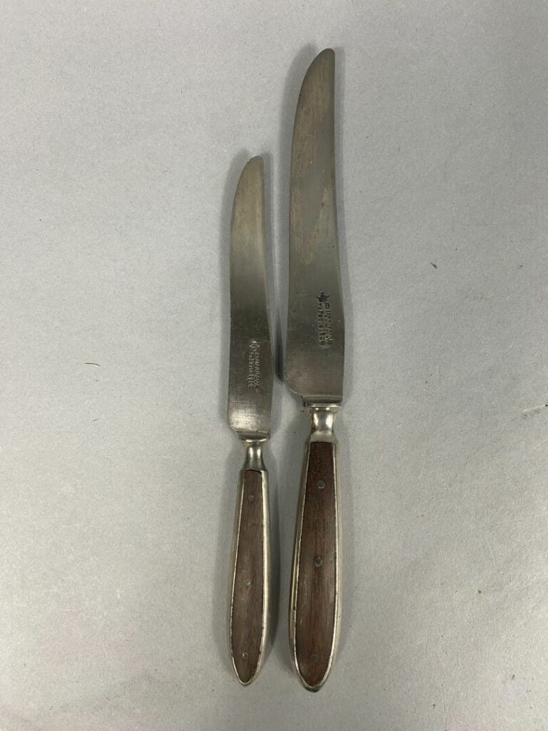 Partie de ménagère en métal argenté dont ERCUIS, couverts à gigot, porte-coutea…