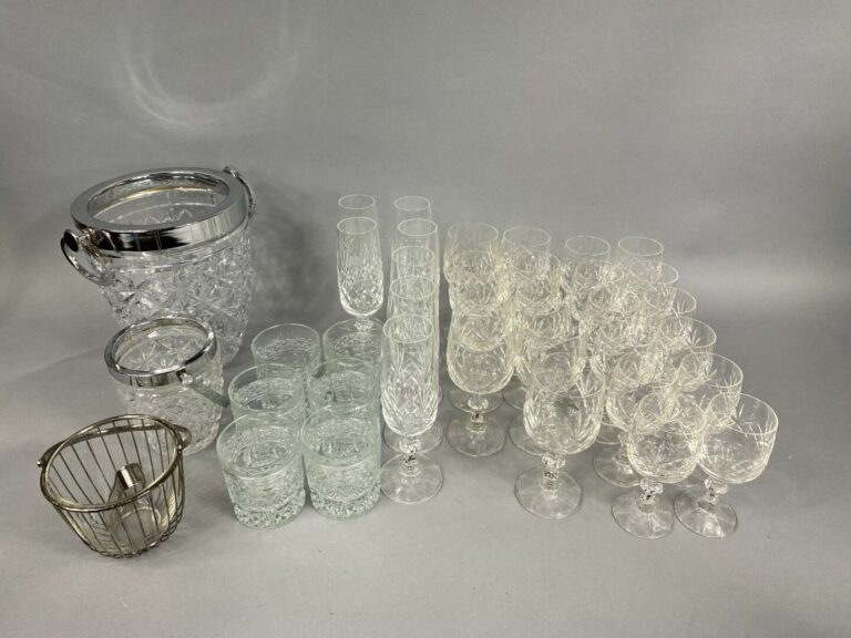 Lot d'environ trente verres à pied en cristal divers formats, deux seaux à glaç…