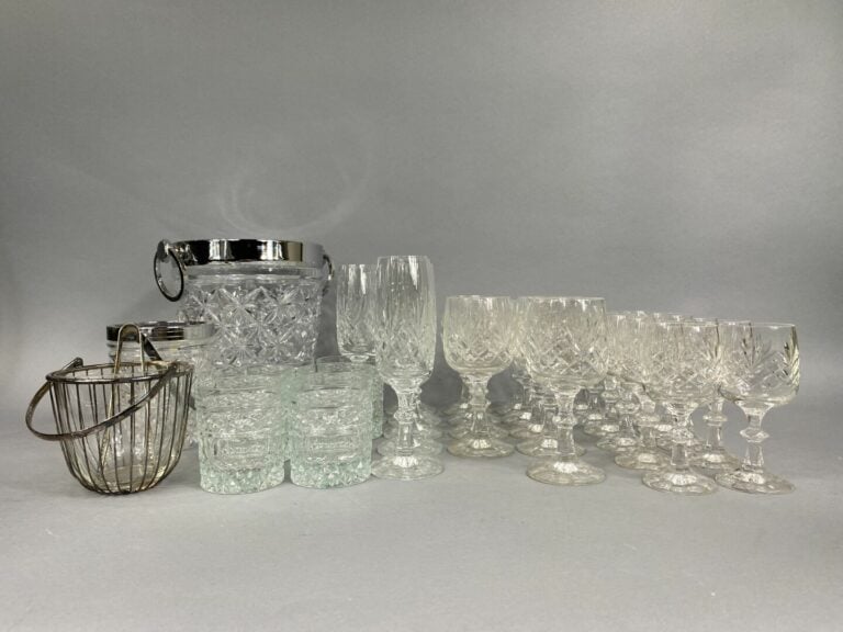 Lot d'environ trente verres à pied en cristal divers formats, deux seaux à glaç…