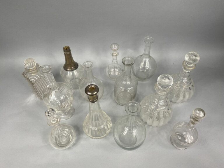 Lot de carafes en verre taillé et bouchons, ensemble de verres à liqueur, deux…