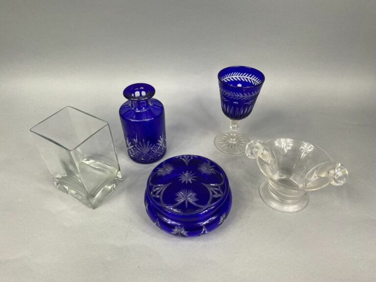 Lot de carafes en verre taillé et bouchons, ensemble de verres à liqueur, deux…