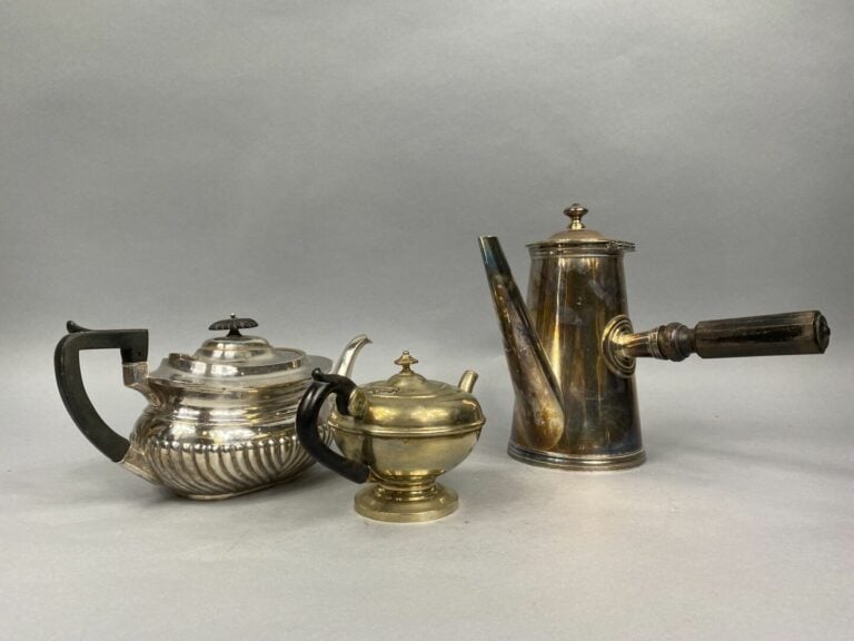 Lot de carafes en verre taillé et bouchons, ensemble de verres à liqueur, deux…