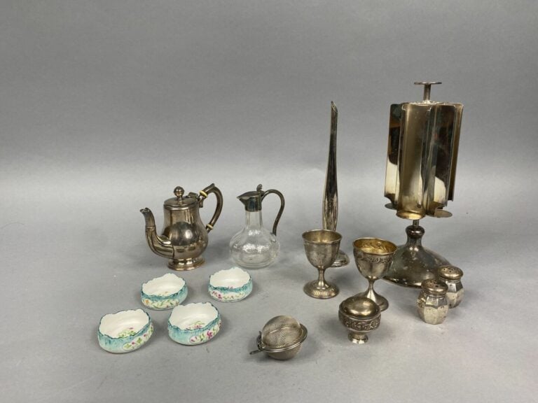 Lot de carafes en verre taillé et bouchons, ensemble de verres à liqueur, deux…