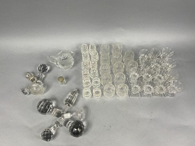 Lot de carafes en verre taillé et bouchons, ensemble de verres à liqueur, deux…