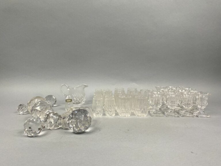 Lot de carafes en verre taillé et bouchons, ensemble de verres à liqueur, deux…