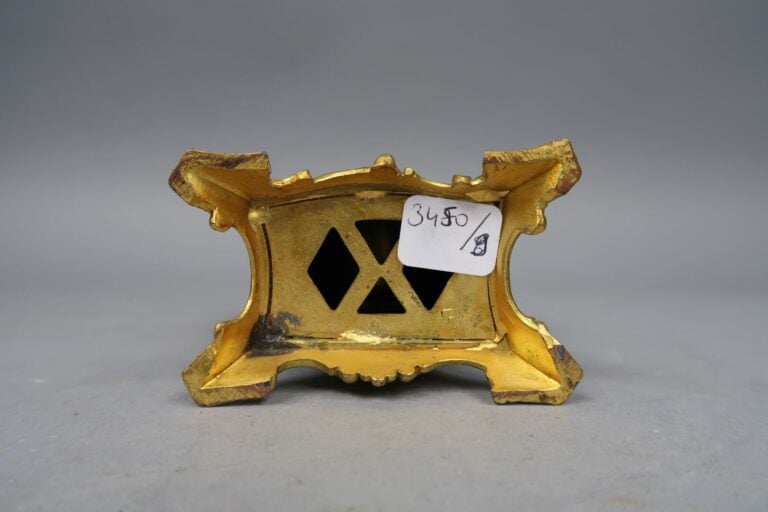 Pendulette en bronze doré à décor d'enroulements, volutes feuillagées et coquil…