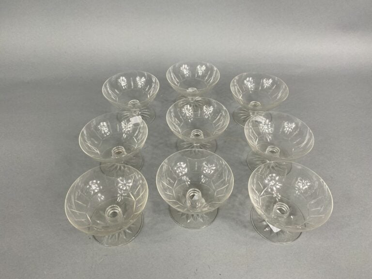 Ensemble de neuf coupes sur pied en cristal taillé - H : 7 cm