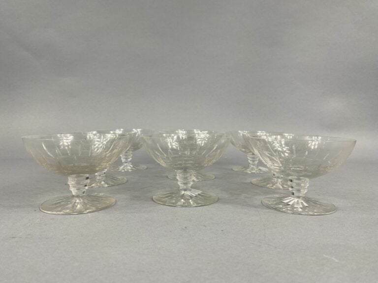 Ensemble de neuf coupes sur pied en cristal taillé - H : 7 cm