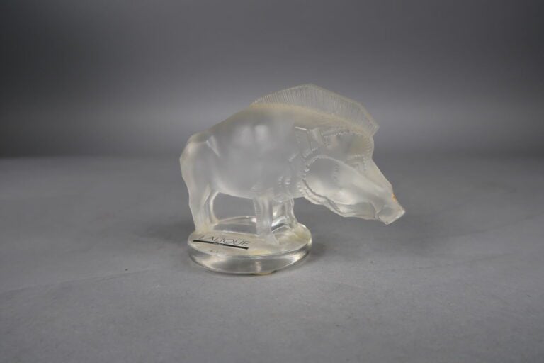 LALIQUE - Sujet en forme de sanglier en verre moulé satiné - Signé - H : 7 cm…