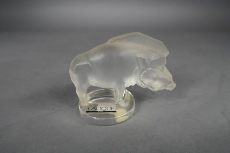 LALIQUE - Sujet en forme de sanglier en verre moulé satiné - Signé - H : 7 cm…