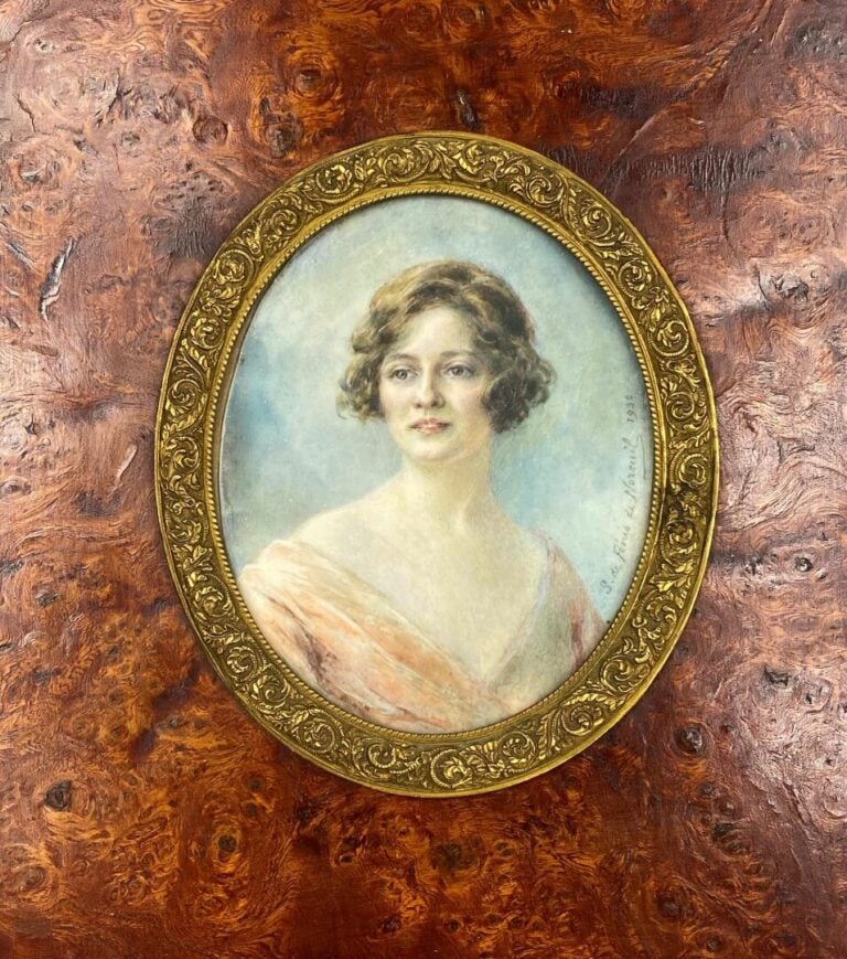 S. DE FIENIS DE NEUREUIL (XIXe siècle) - Miniature ovale - Signée vers la droit…