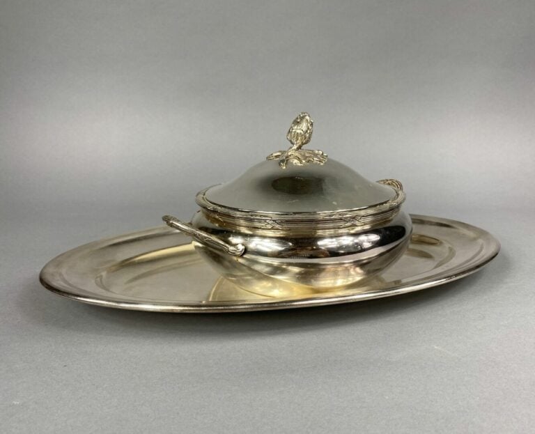 Soupière en métal argenté à décor de filet rubané, fretel formant une fleur - O…