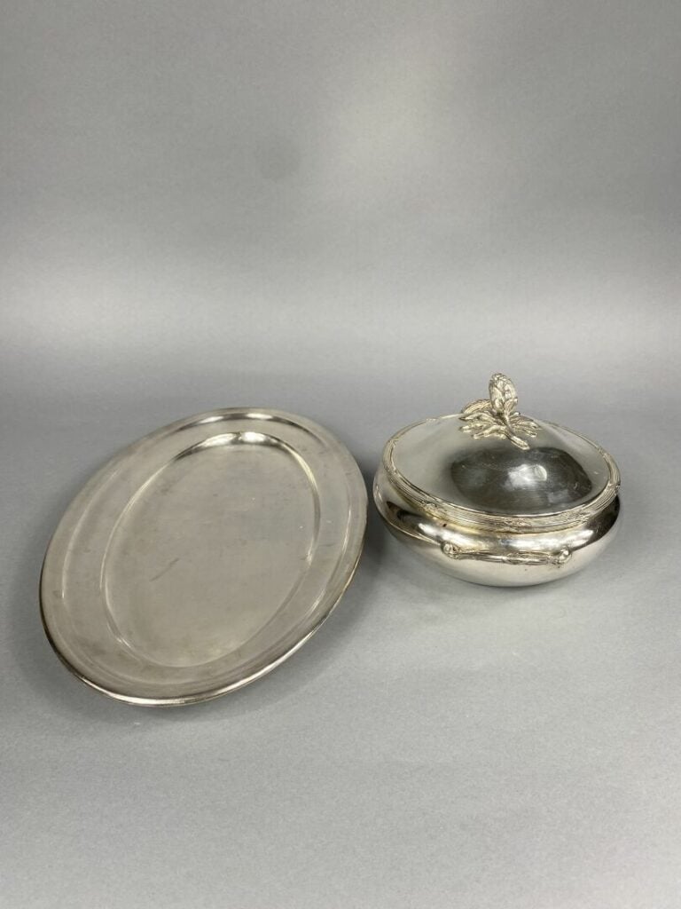 Soupière en métal argenté à décor de filet rubané, fretel formant une fleur - O…