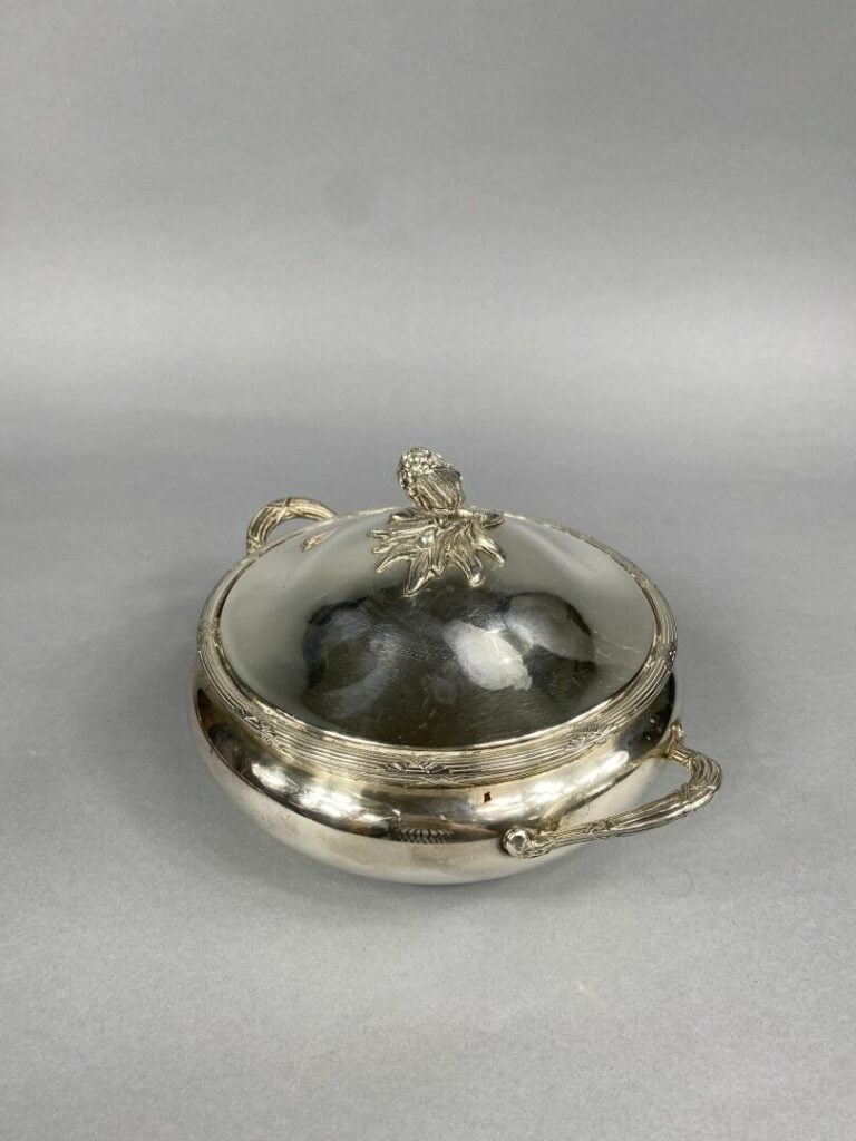 Soupière en métal argenté à décor de filet rubané, fretel formant une fleur - O…