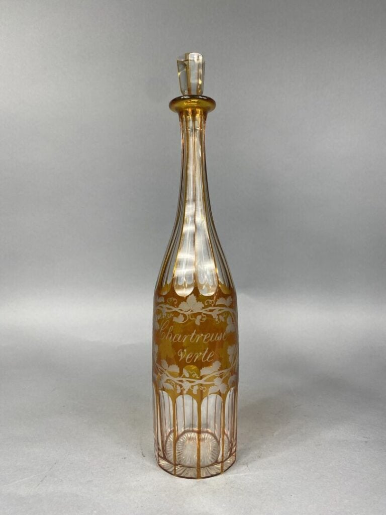 Suite de trois carafes en cristal taillé coloré : Raspail, Chartreuse verte et…