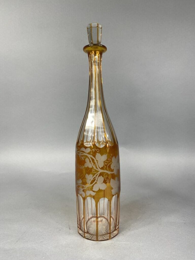 Suite de trois carafes en cristal taillé coloré : Raspail, Chartreuse verte et…
