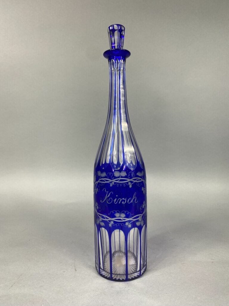 Suite de trois carafes en cristal taillé coloré : Raspail, Chartreuse verte et…