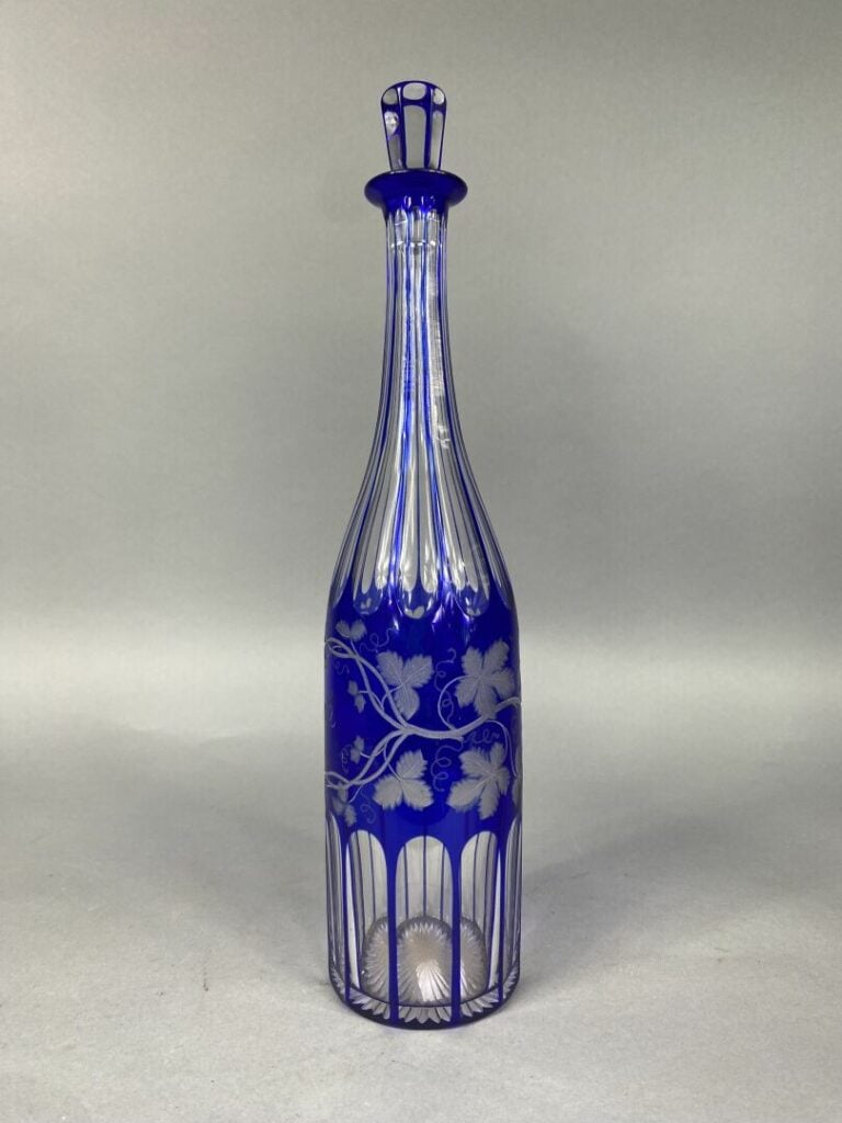 Suite de trois carafes en cristal taillé coloré : Raspail, Chartreuse verte et…