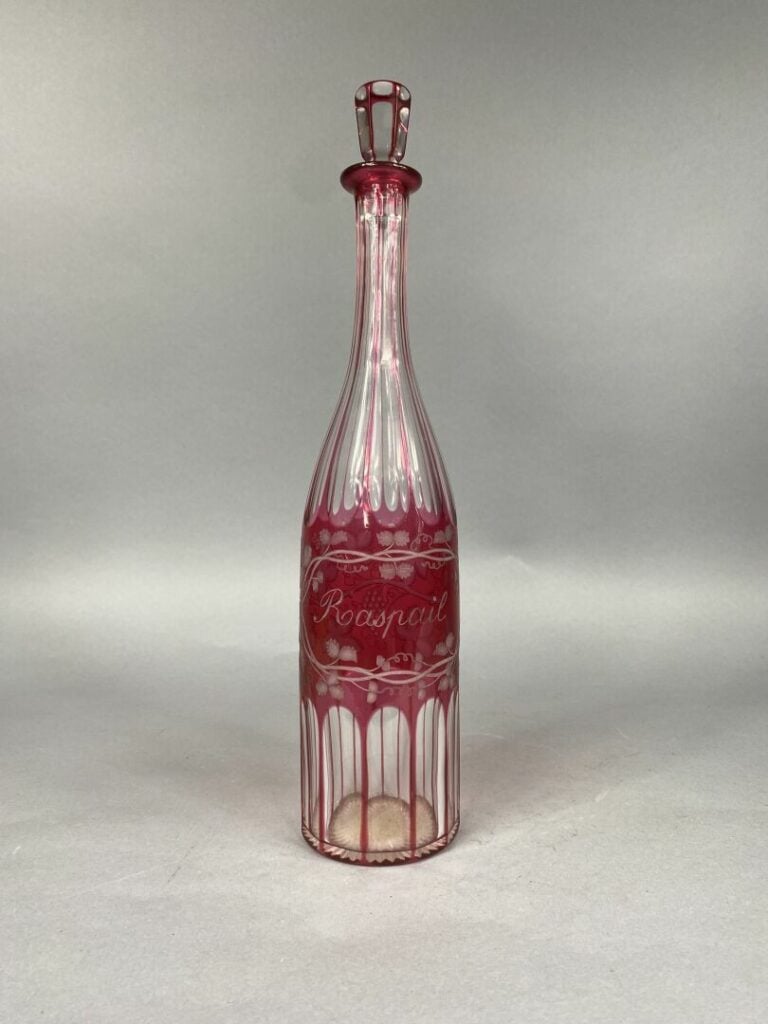 Suite de trois carafes en cristal taillé coloré : Raspail, Chartreuse verte et…