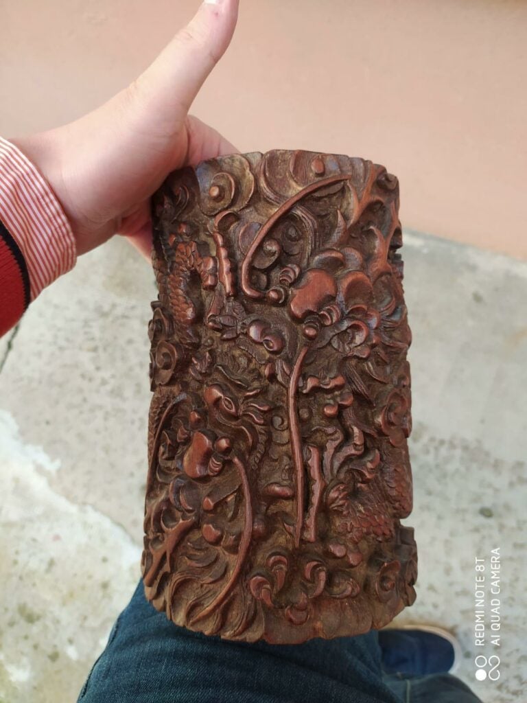 POT A PINCEAUX EN BAMBOU, BITONG - Chine, Vers 1900 - Il sculpté en creux d'un…